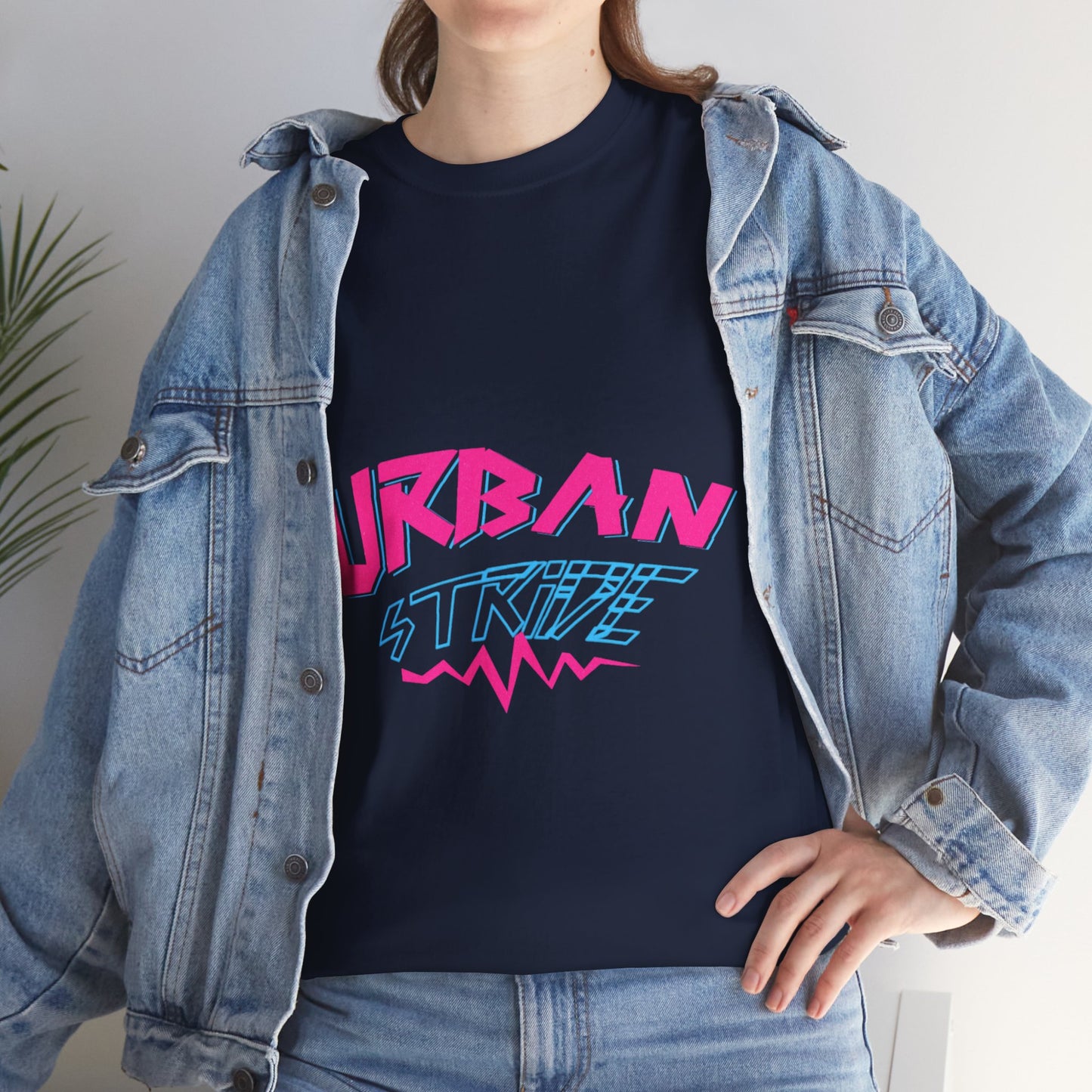 T-shirt con scritta "UrbanStride Neon Pulse"