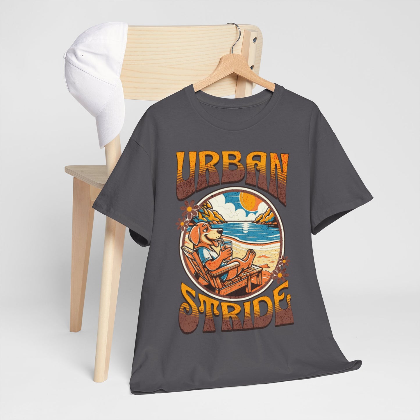 T-shirt con scritta "Urbanstride" e cane