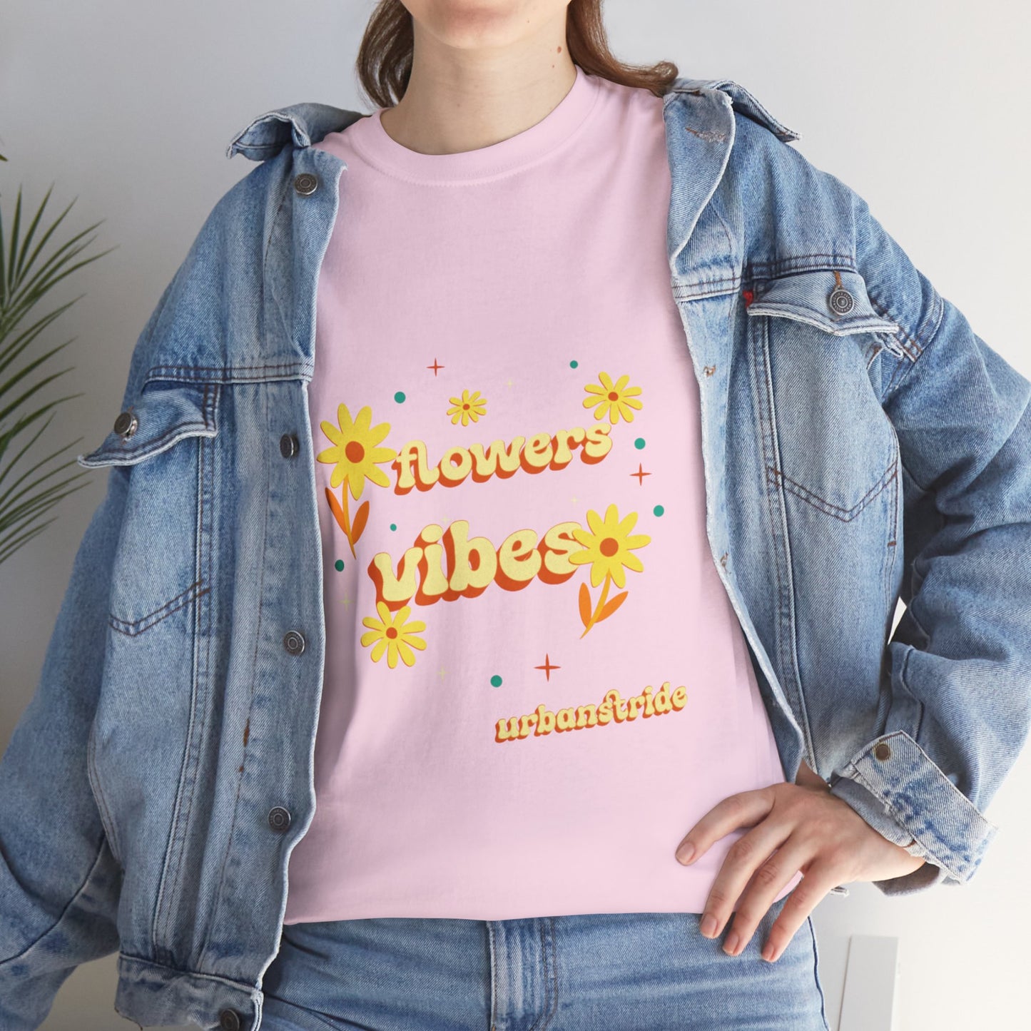 T-shirt con scritta "Flowers vibes"