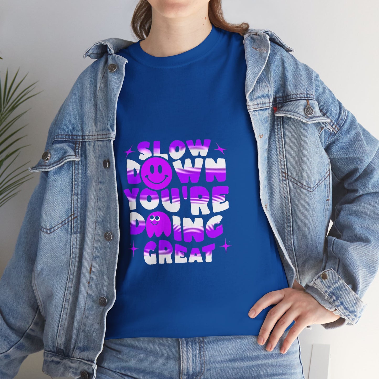T-shirt con scritta "Slow down you doing great"