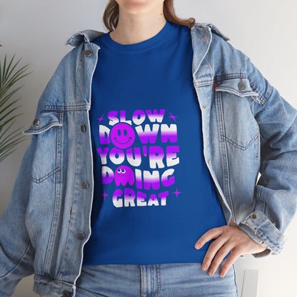 T-shirt con scritta "Slow down you doing great"