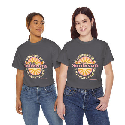 T-shirt con scritta "Embraced by sunbeam in my heart forever"