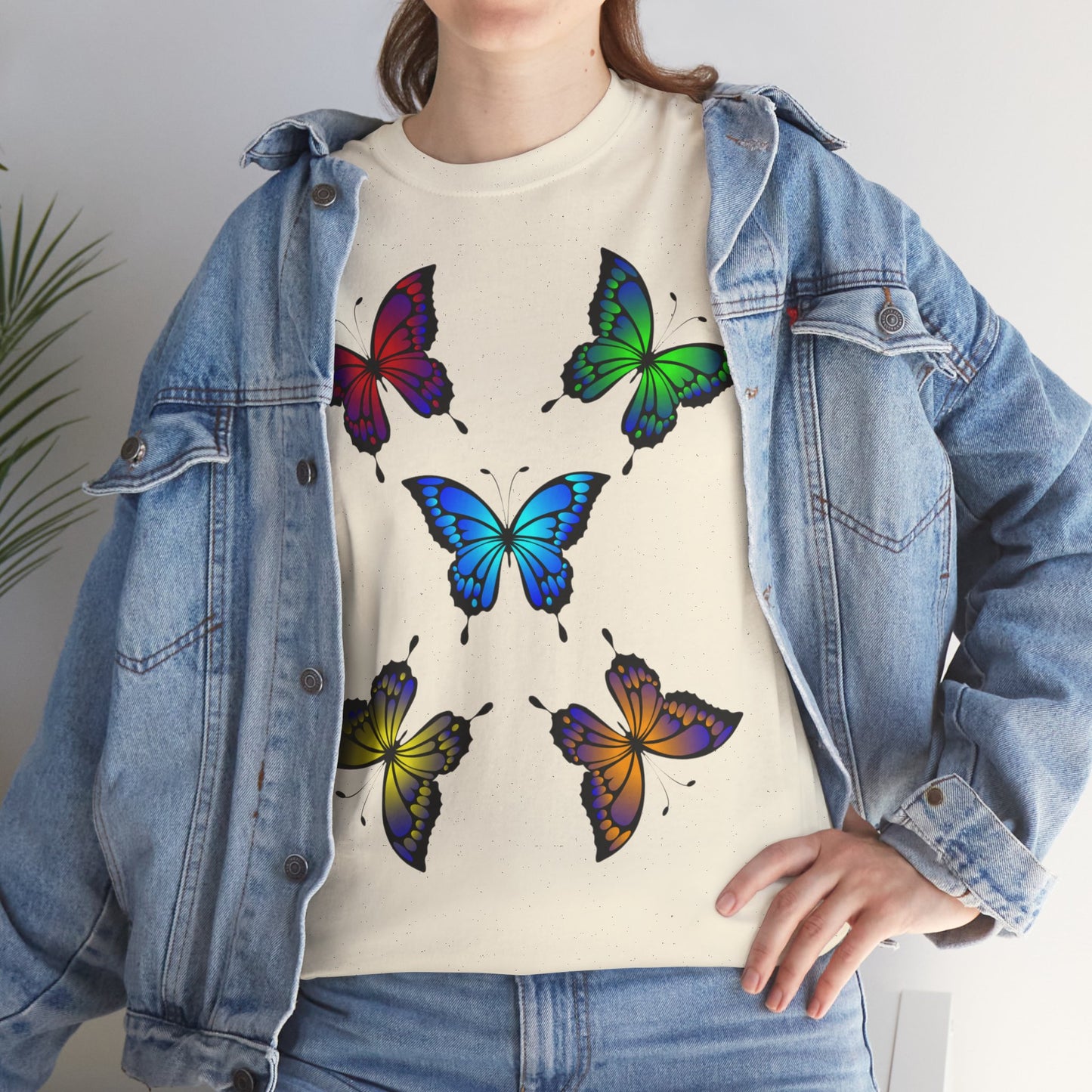 T-shirt con scritta "UrbanStride Butterfly Vibes