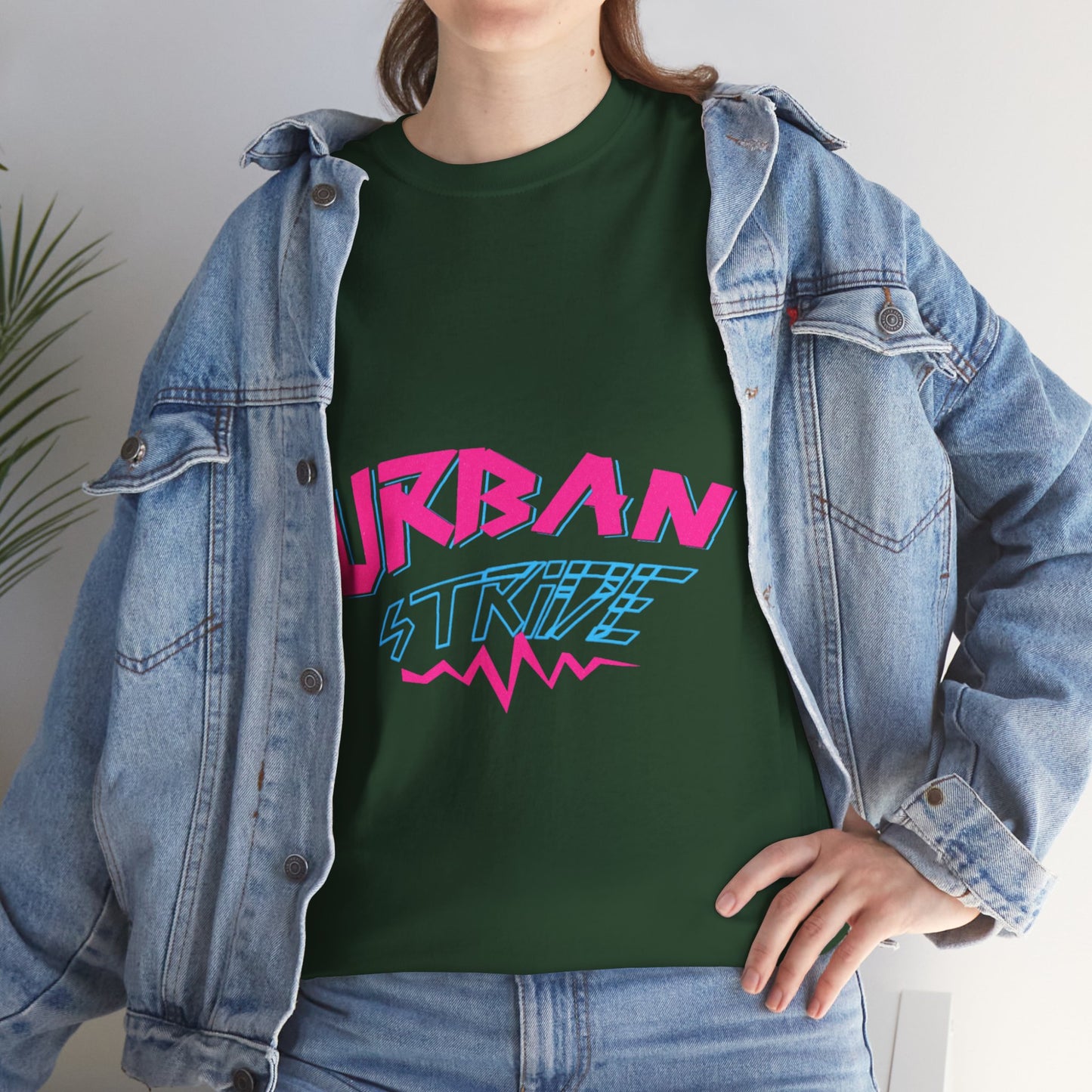 T-shirt con scritta "UrbanStride Neon Pulse"