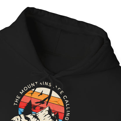 Felpa con scritta "The mountains are calling adventure"