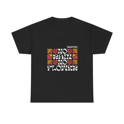 T-shirt con scritta "No rain no flowers"