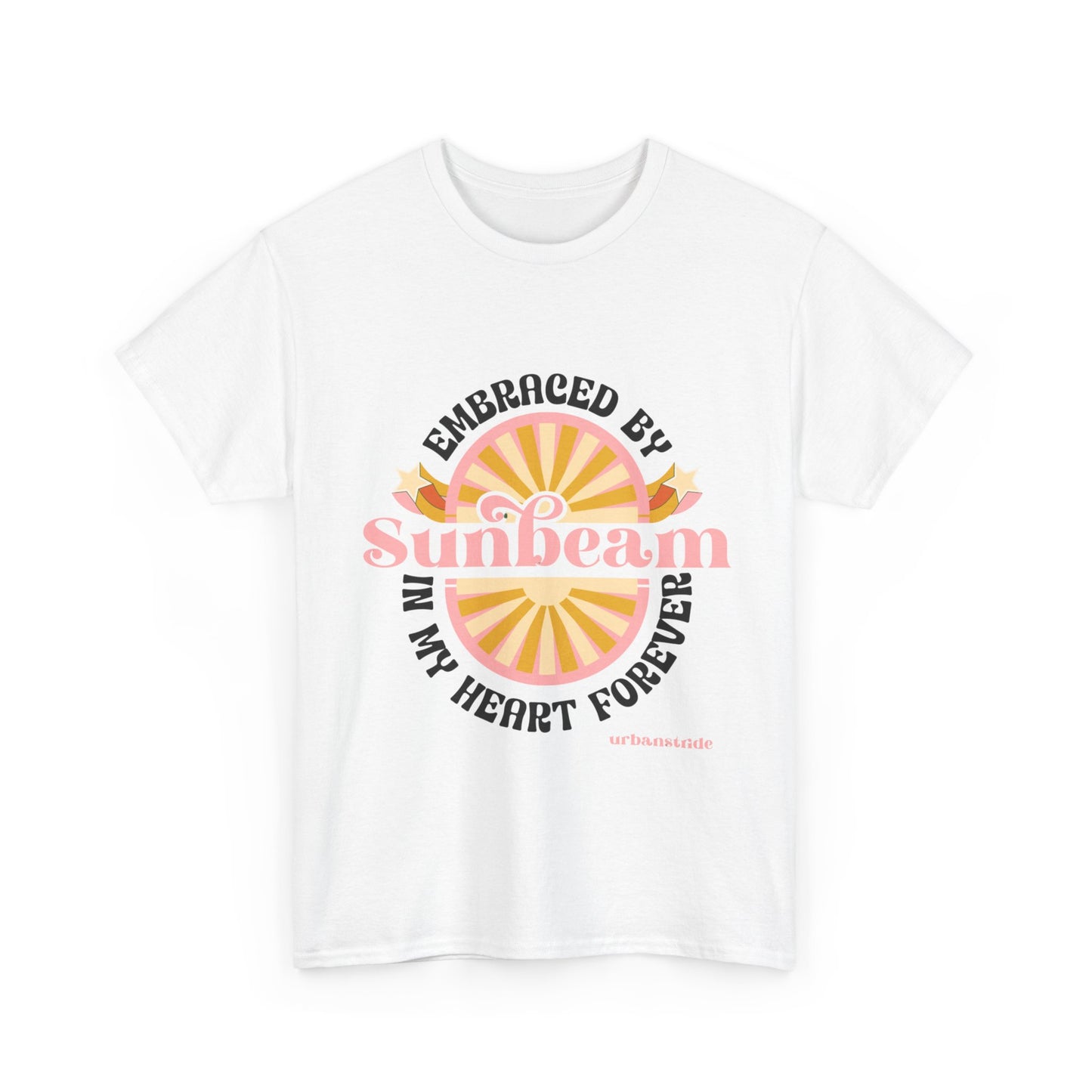 T-shirt con scritta "Embraced by sunbeam in my heart forever"