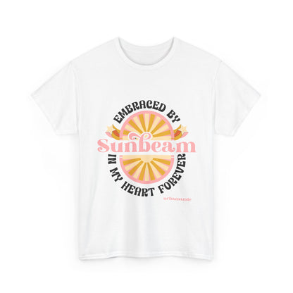 T-shirt con scritta "Embraced by sunbeam in my heart forever"