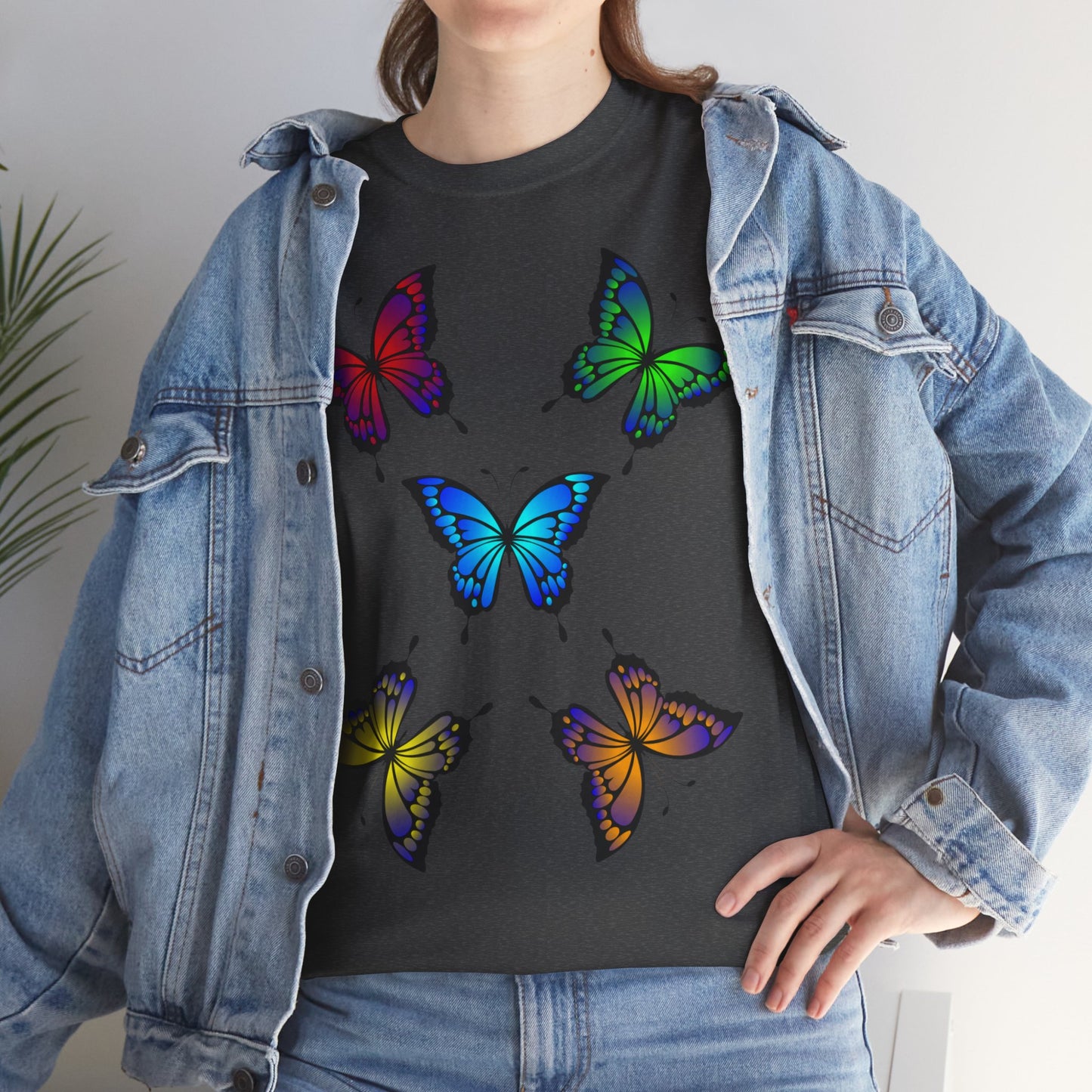 T-shirt con scritta "UrbanStride Butterfly Vibes