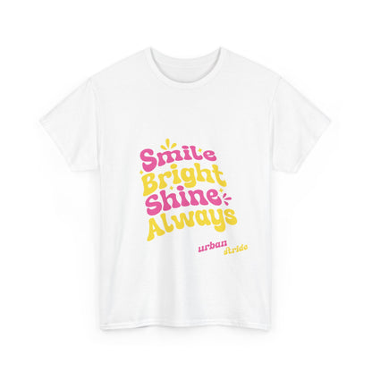 T-shirt con scritta "Smile bright shine always"