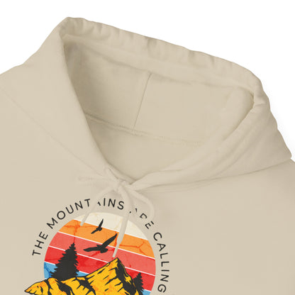 Felpa con scritta "The mountains are calling adventure"