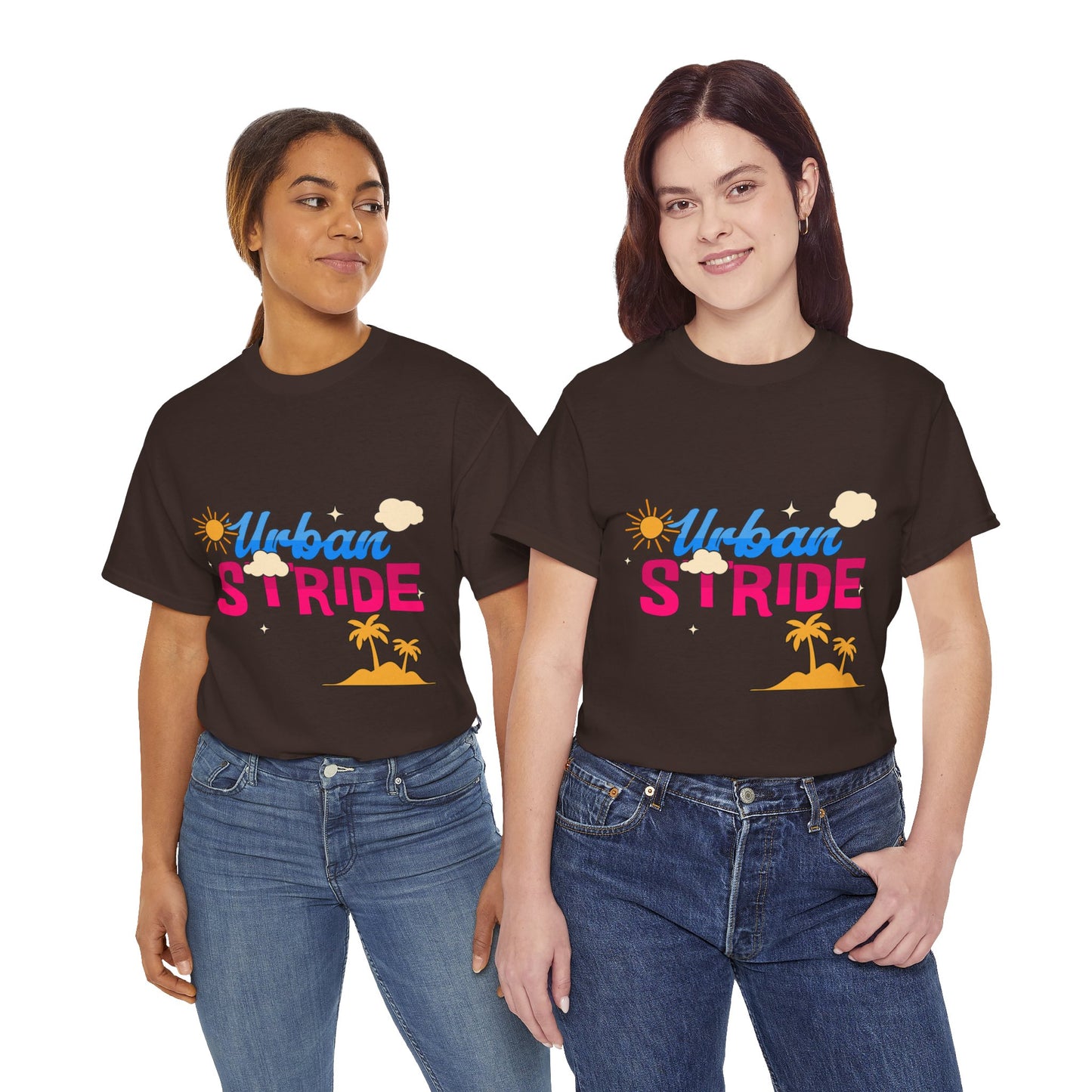 T-shirt con scritta "Urbanstride"al mare