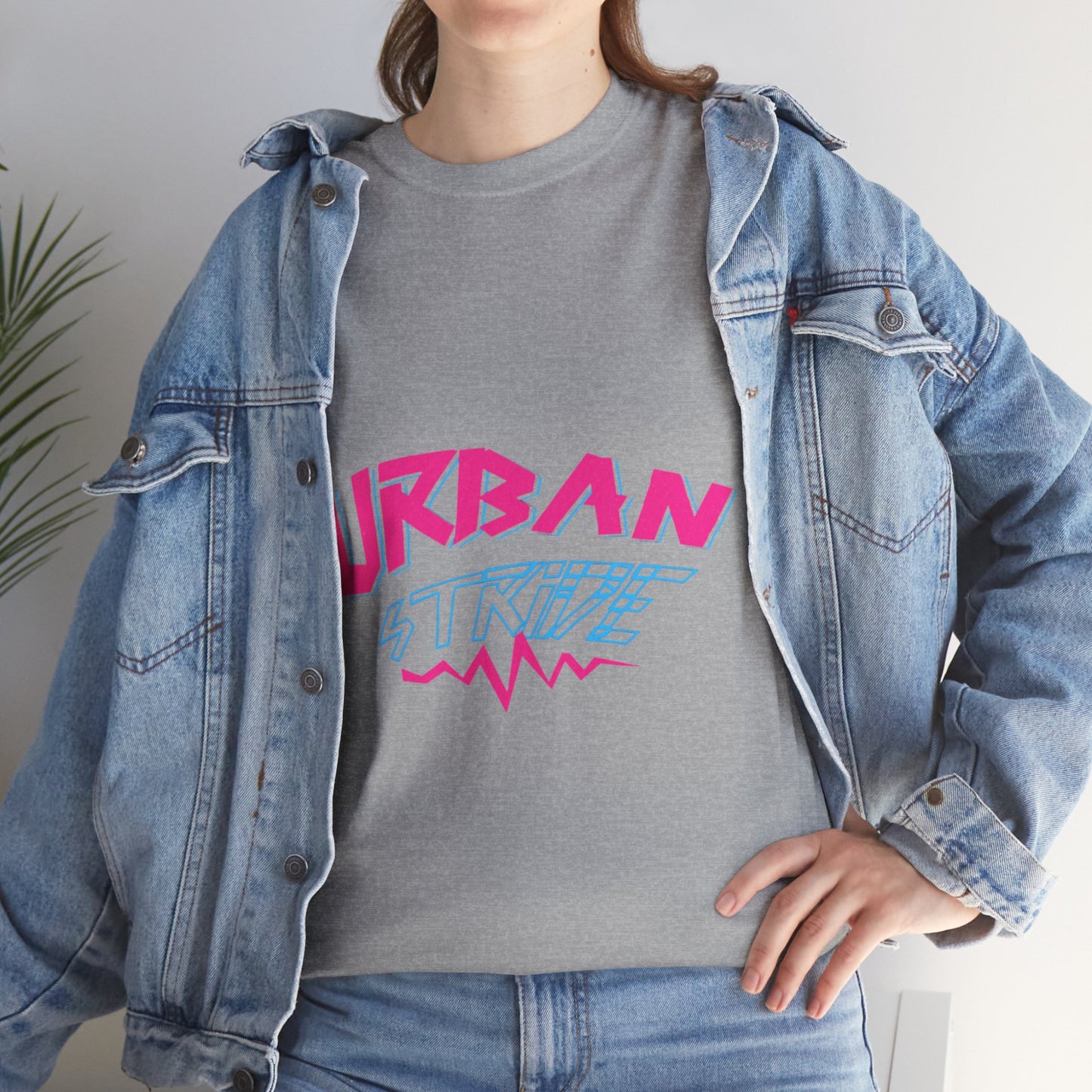 T-shirt con scritta "UrbanStride Neon Pulse"