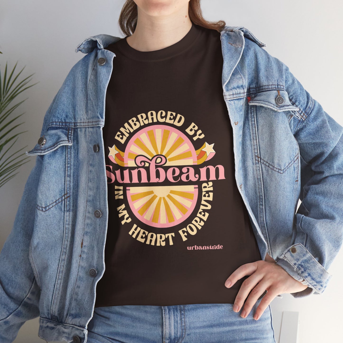 T-shirt con scritta "Embraced by sunbeam in my heart forever"