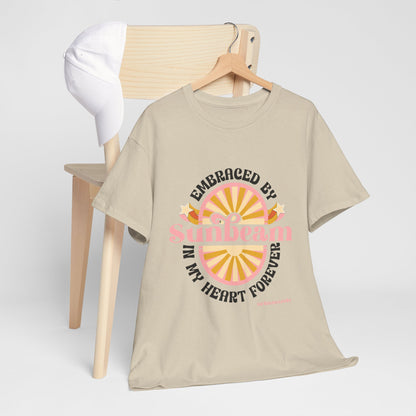 T-shirt con scritta "Embraced by sunbeam in my heart forever"