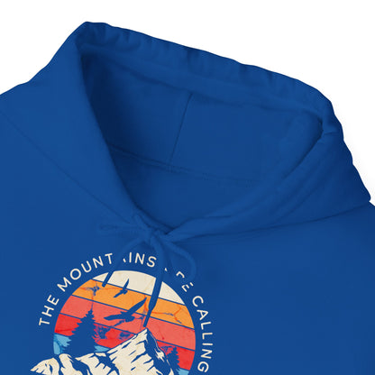 Felpa con scritta "The mountains are calling adventure"