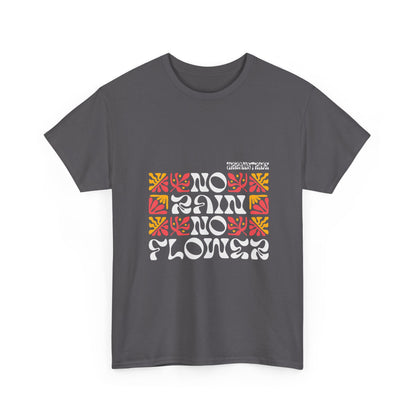 T-shirt con scritta "No rain no flowers"