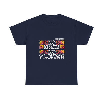 T-shirt con scritta "No rain no flowers"