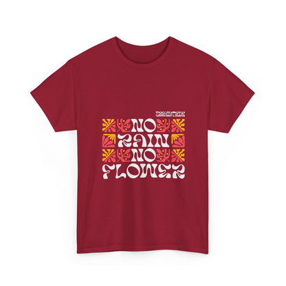 T-shirt con scritta "No rain no flowers"