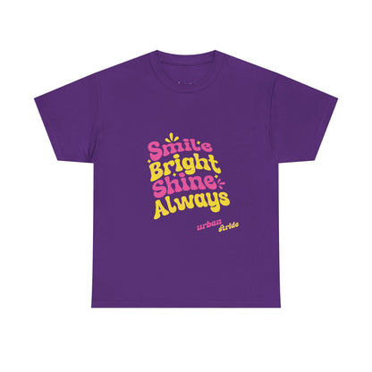 T-shirt con scritta "Smile bright shine always"