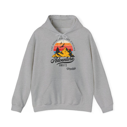 Felpa con scritta "The mountains are calling adventure"