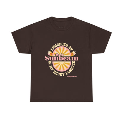 T-shirt con scritta "Embraced by sunbeam in my heart forever"