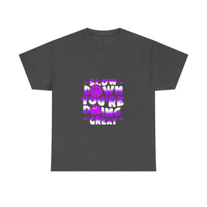 T-shirt con scritta "Slow down you doing great"
