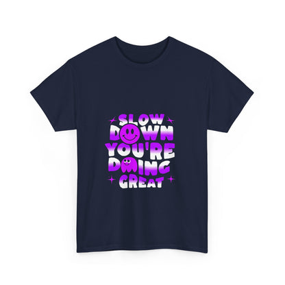 T-shirt con scritta "Slow down you doing great"