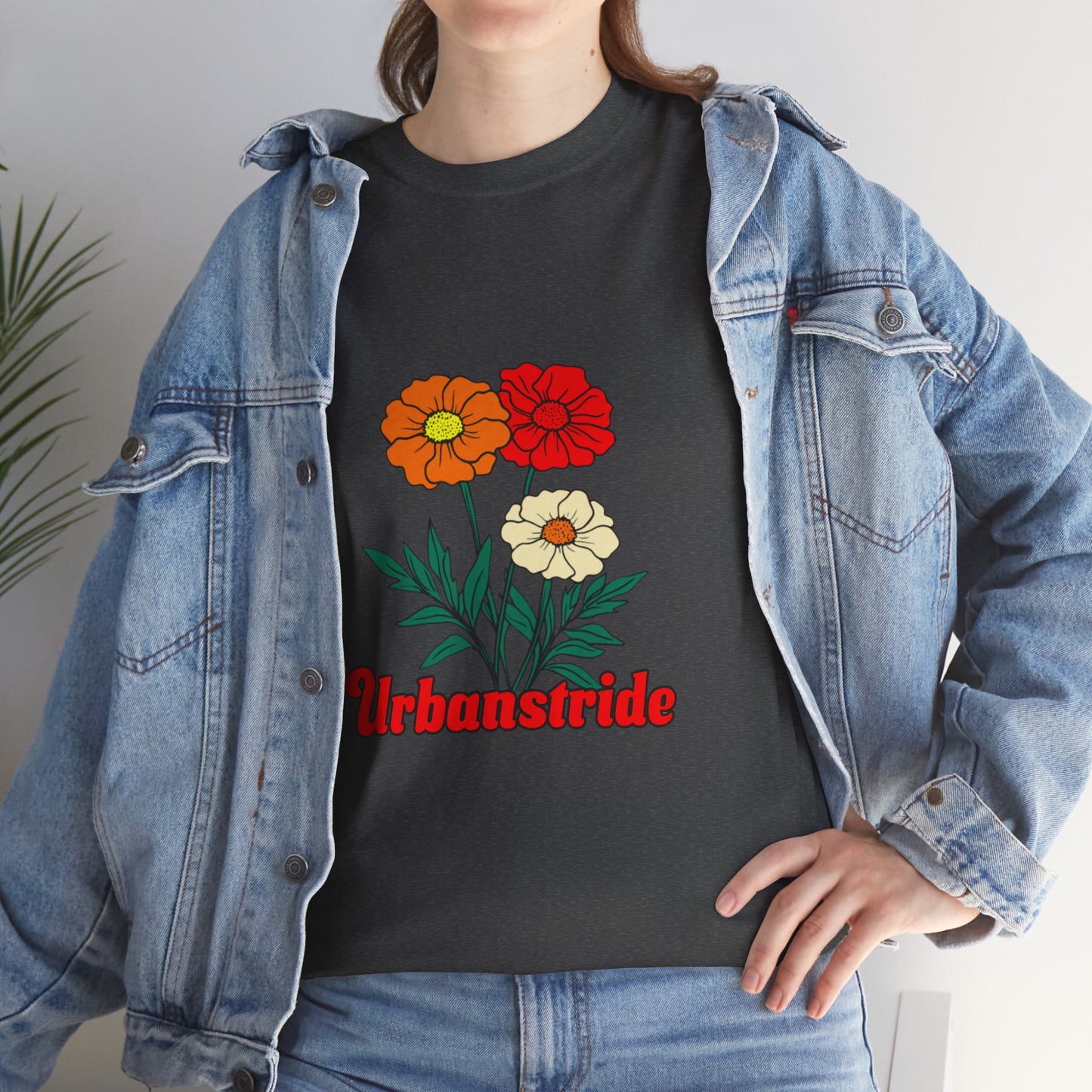 T-shirt con rappresentazione di fiori e scritta "Urbanstride"