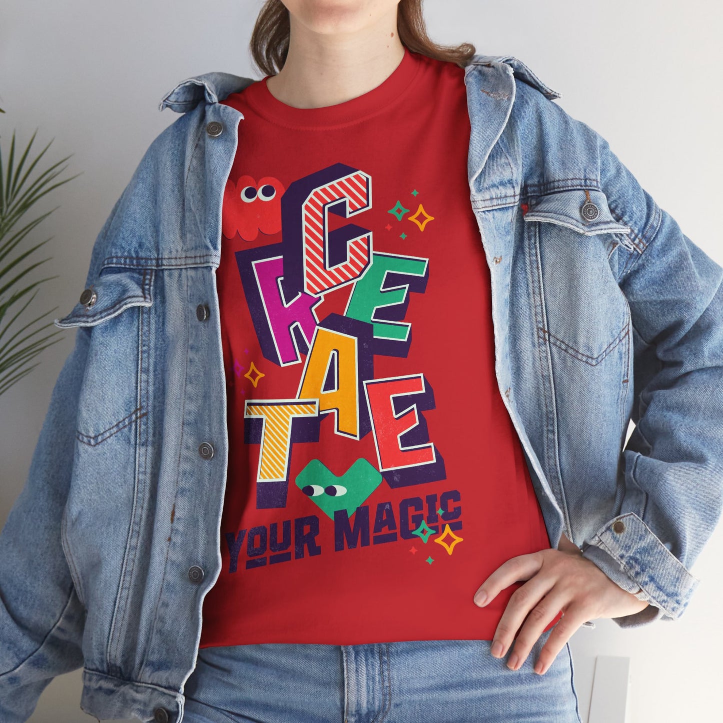 T-shirt con scritta "Create your magic"