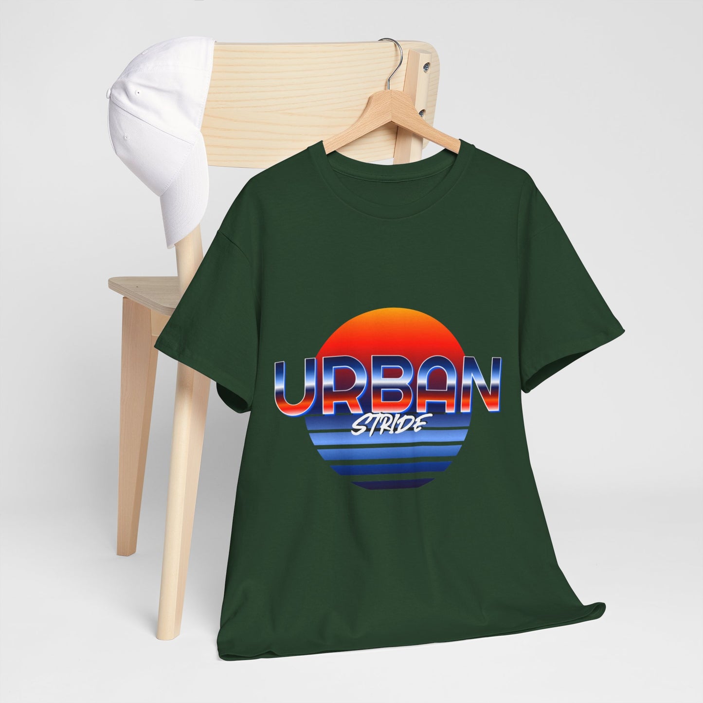 T-shirt con scritta "urbanstride" soleggiata