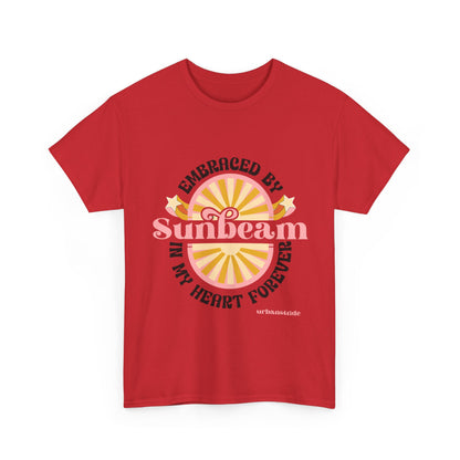 T-shirt con scritta "Embraced by sunbeam in my heart forever"