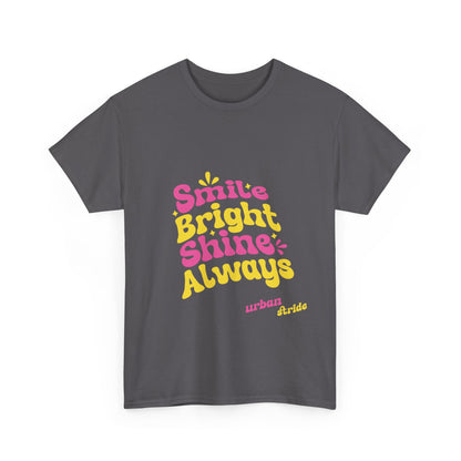 T-shirt con scritta "Smile bright shine always"