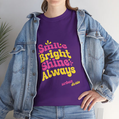 T-shirt con scritta "Smile bright shine always"