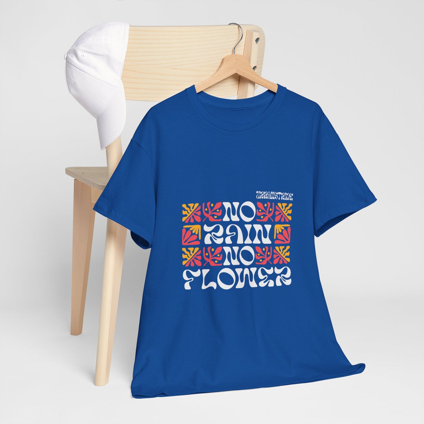 T-shirt con scritta "No rain no flowers"