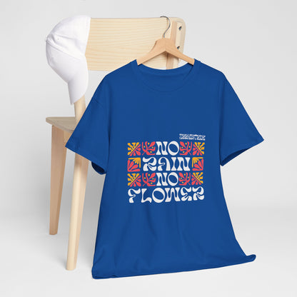T-shirt con scritta "No rain no flowers"