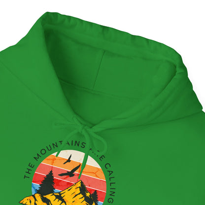 Felpa con scritta "The mountains are calling adventure"