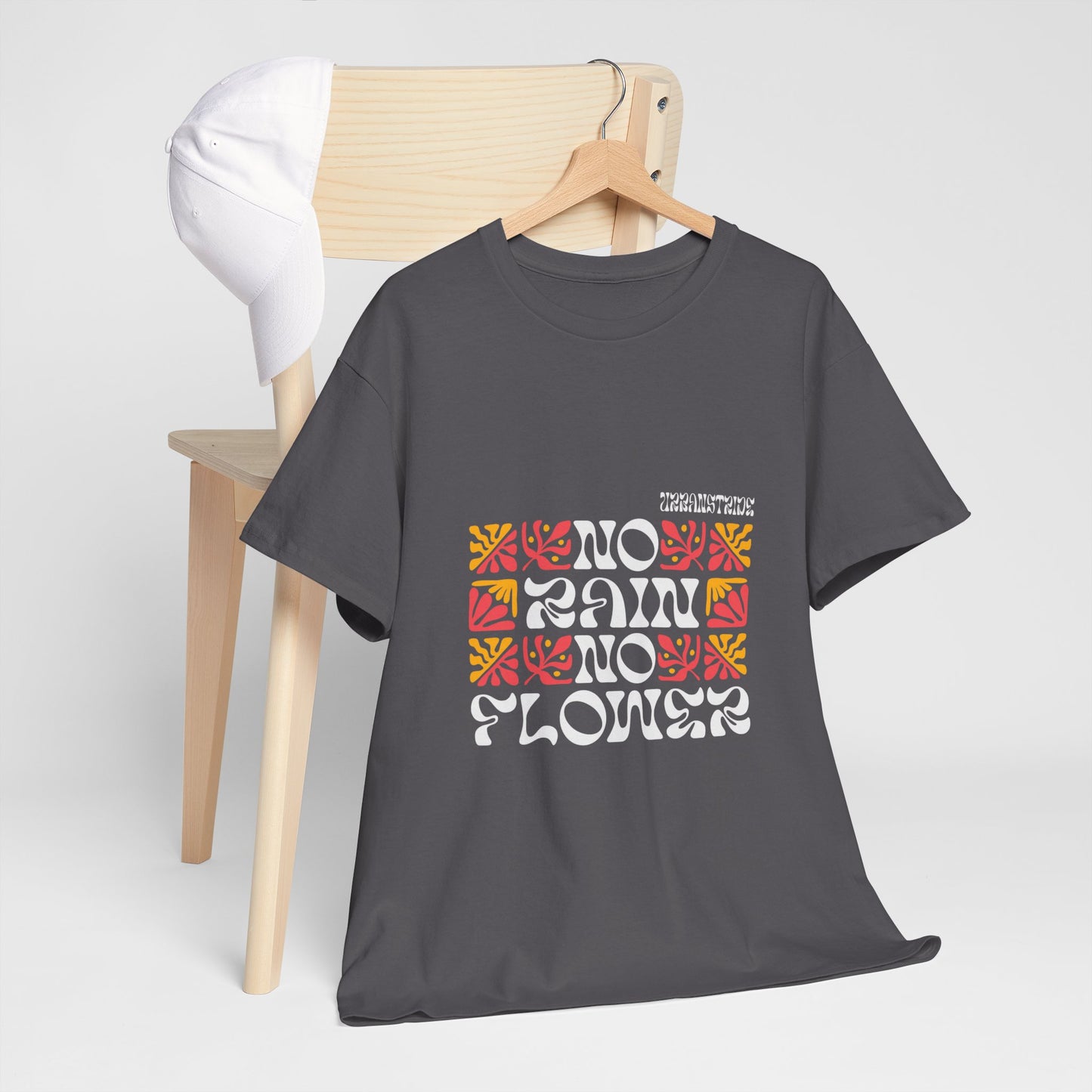 T-shirt con scritta "No rain no flowers"
