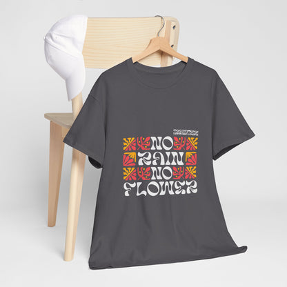 T-shirt con scritta "No rain no flowers"
