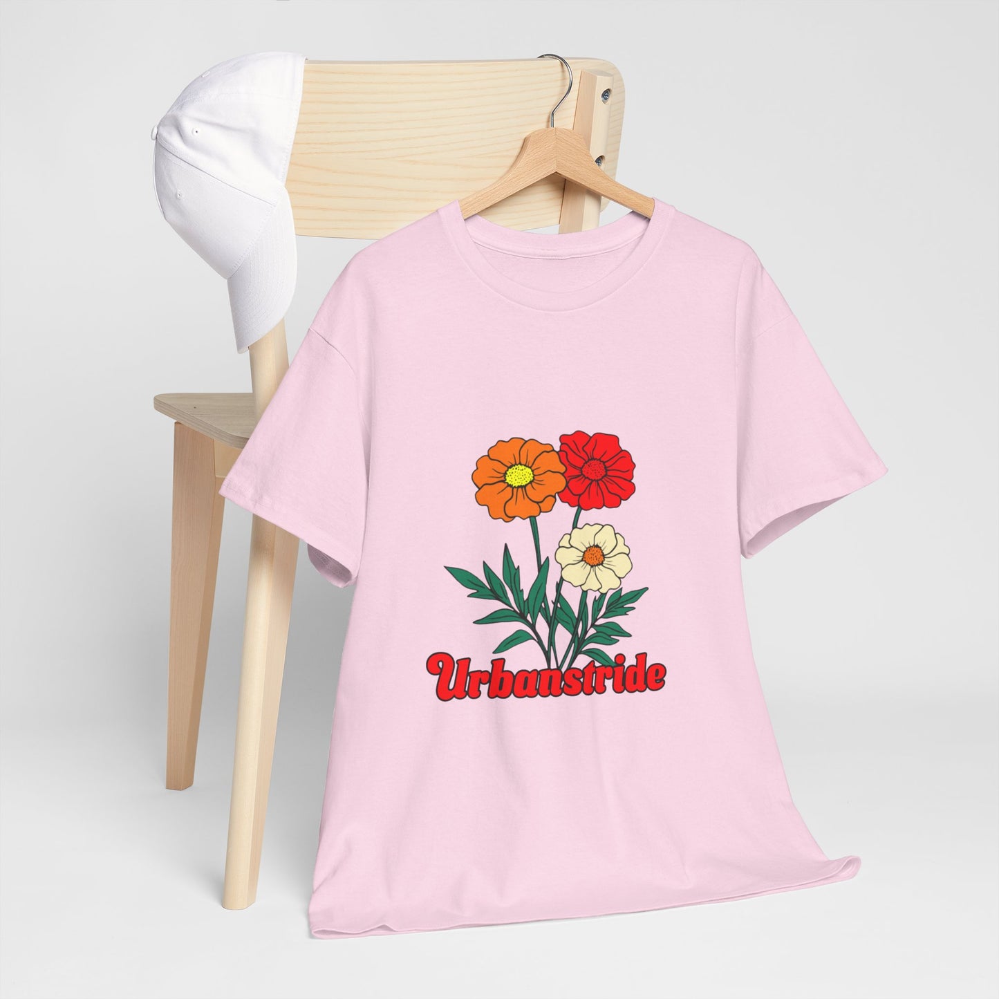 T-shirt con rappresentazione di fiori e scritta "Urbanstride"