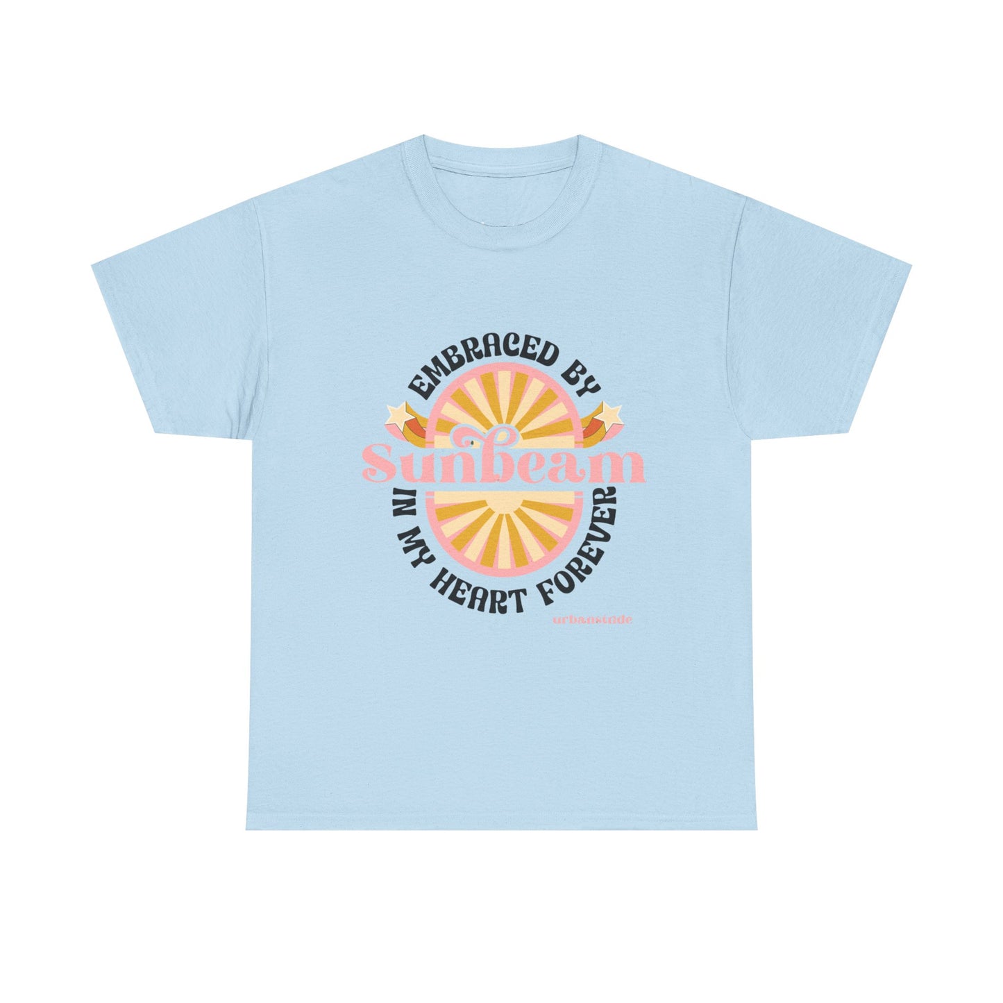 T-shirt con scritta "Embraced by sunbeam in my heart forever"