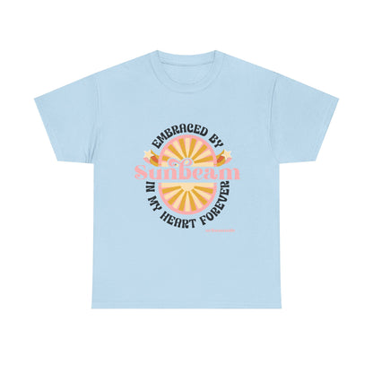 T-shirt con scritta "Embraced by sunbeam in my heart forever"