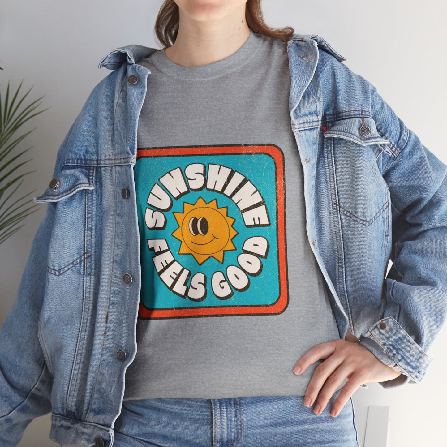 T-shirt con scritta "Sunshine feel good"