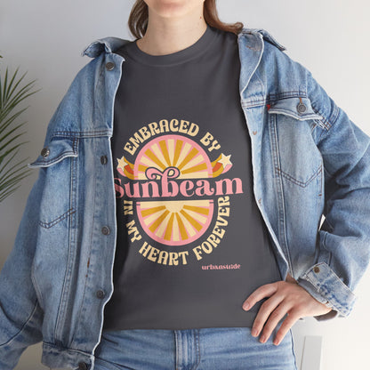T-shirt con scritta "Embraced by sunbeam in my heart forever"