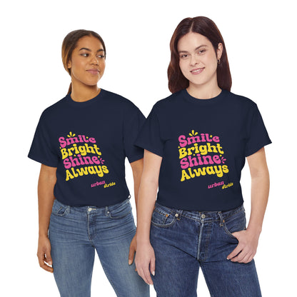 T-shirt con scritta "Smile bright shine always"