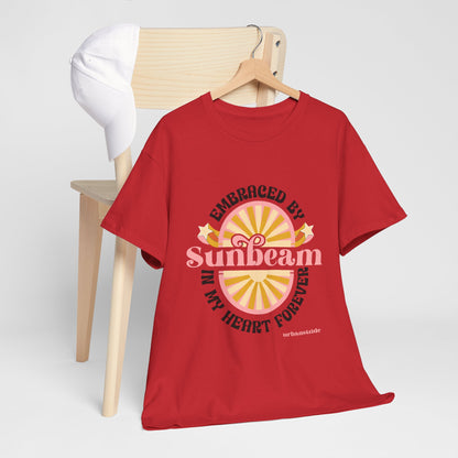 T-shirt con scritta "Embraced by sunbeam in my heart forever"