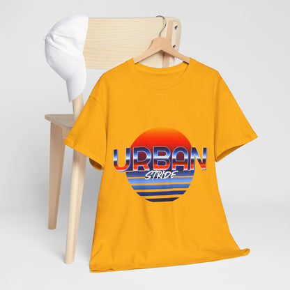T-shirt con scritta "urbanstride" soleggiata