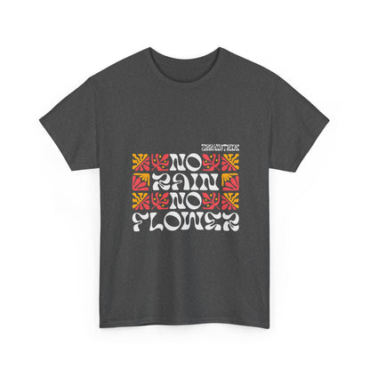 T-shirt con scritta "No rain no flowers"