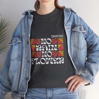 T-shirt con scritta "No rain no flowers"