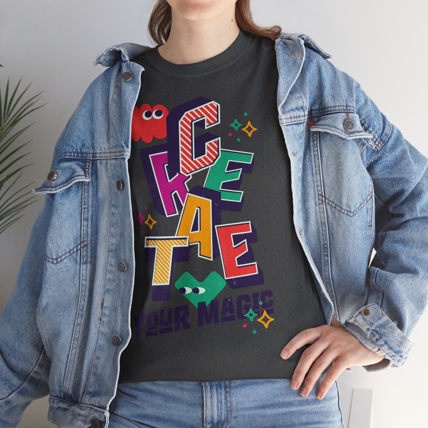 T-shirt con scritta "Create your magic"